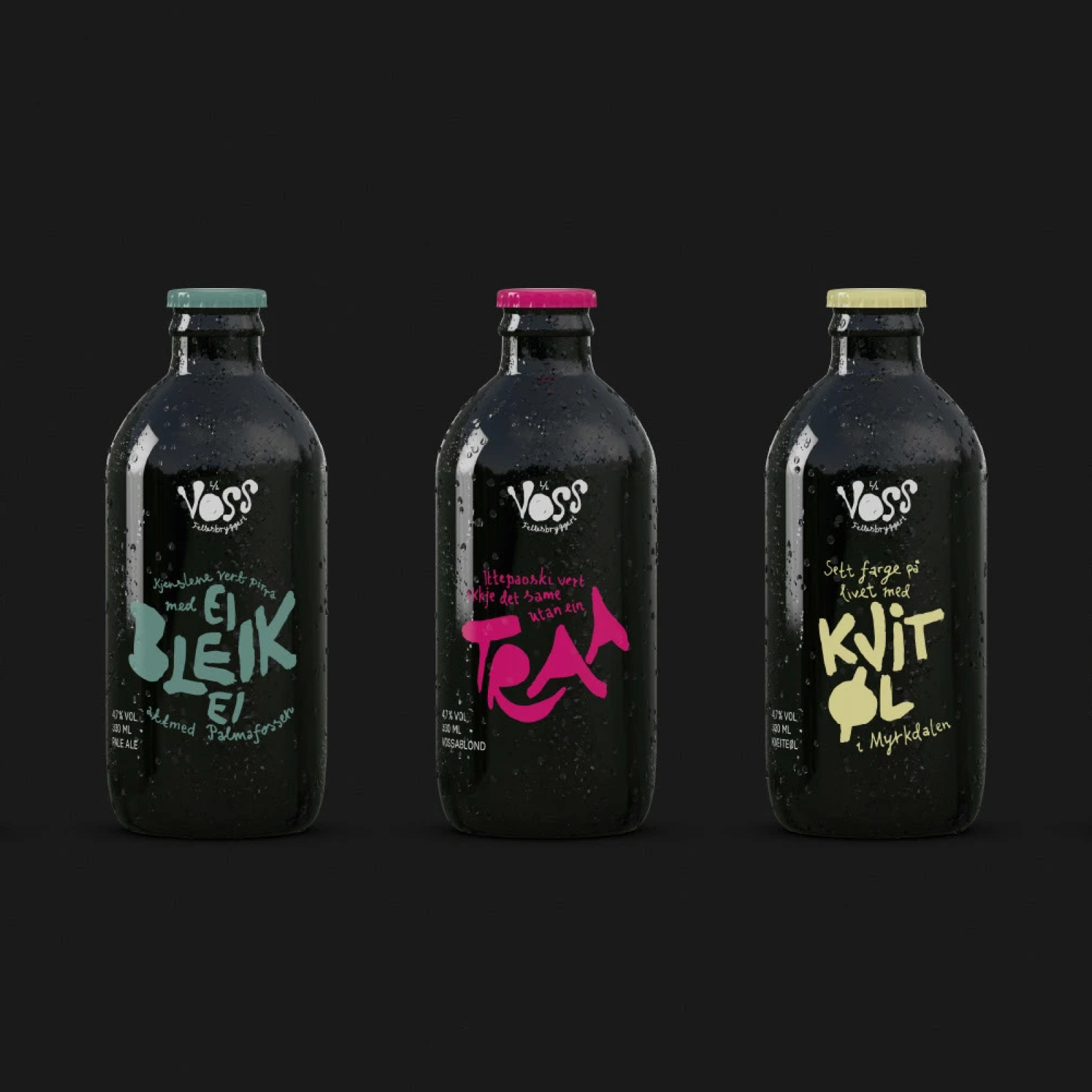 Tre mørke ølflasker fra Voss Fellesbryggeri med håndtegnede etiketter og fargede kapsler