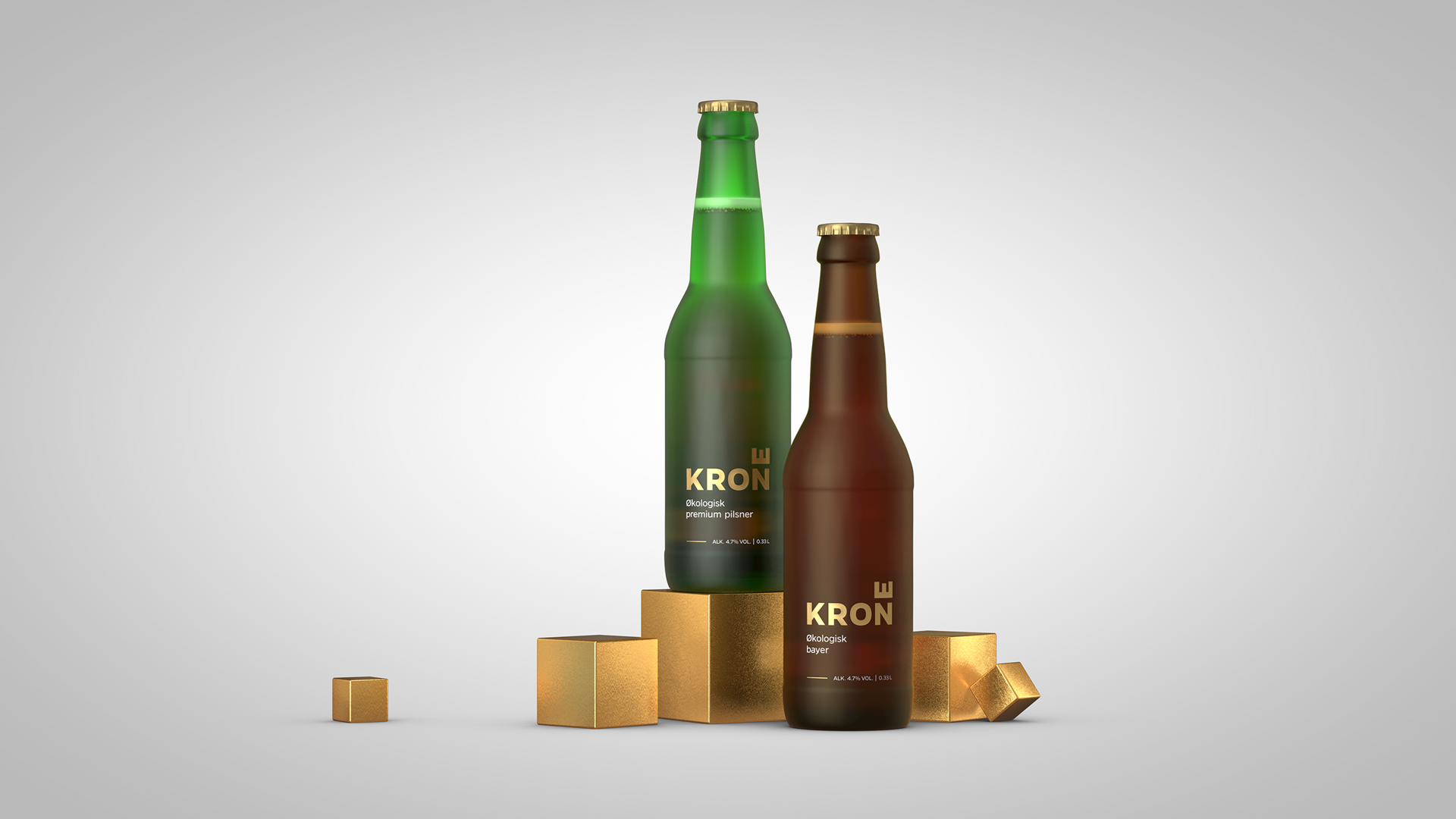 To Krone-flasker, grønn pilsner og brun bayer, på gullfargede terninger mot lys bakgrunn