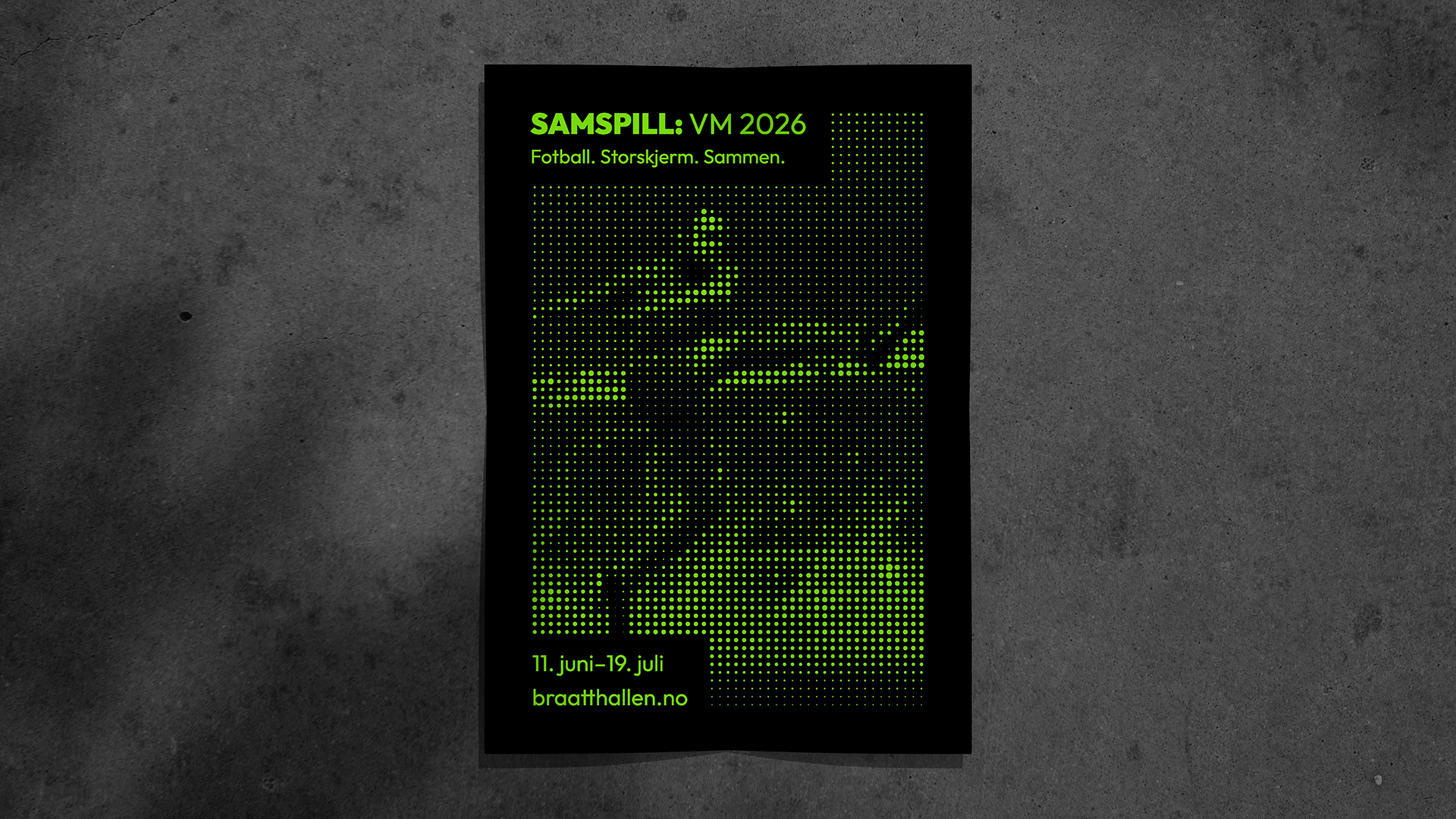 Plakatmockup for SAMSPILL: VM 2026 på en betongvegg, med grønn rasterillustrasjon og informasjon om dato og nettside